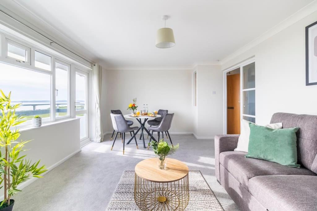 Wow! Seaview Beach Apartment Sleeps 6-Free Parking Bournemouth Eksteriør bilde